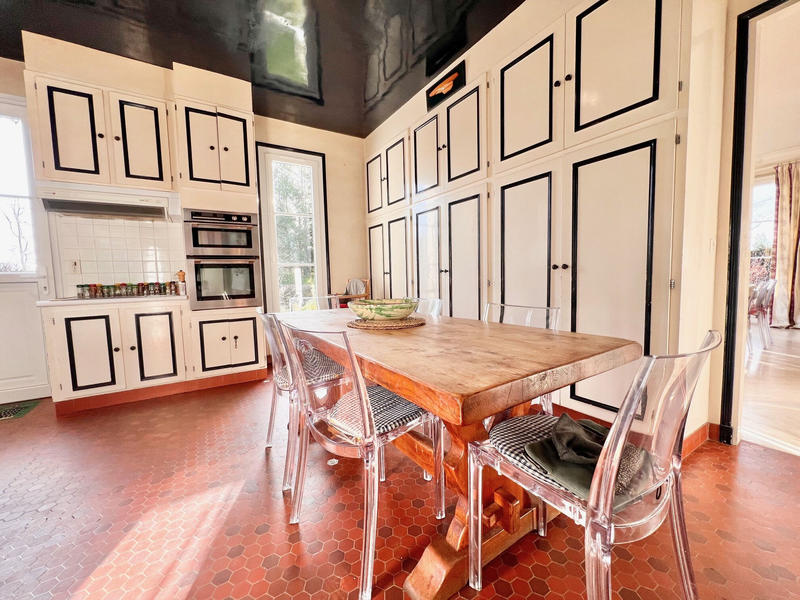 Propriété - 260 m² - 9 pièces