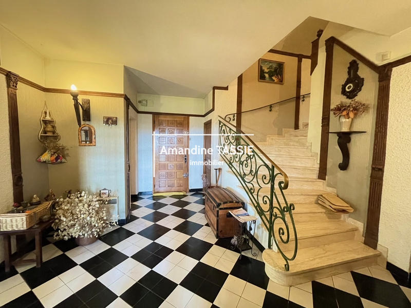 Maison - 230 m² - 8 pièces