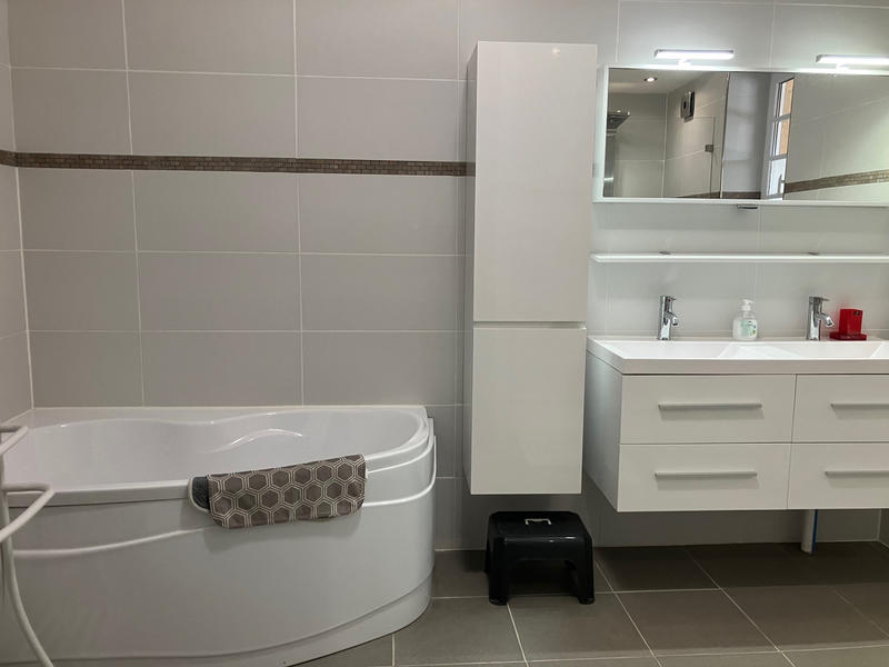 Maison - 220 m² - 8 pièces