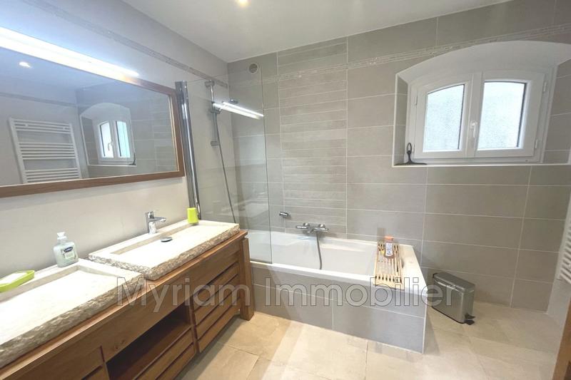 Maison - 1 274 m² - 5 pièces