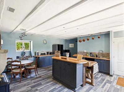 Maison - 234 m² - 10 pièces