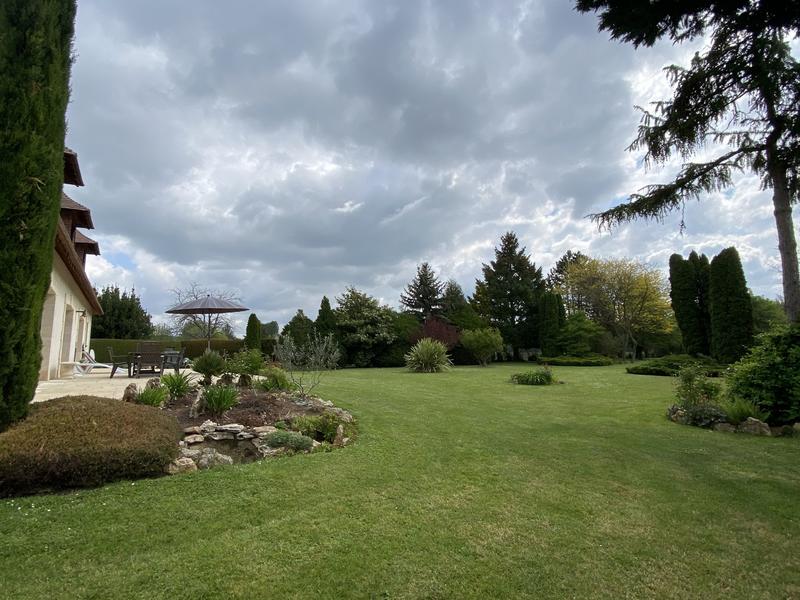 Propriété - 248 m² - 6 pièces