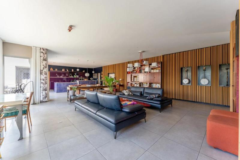 Maison - 230 m² - 8 pièces