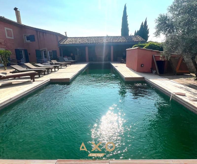 Mas - 1 000 m² - 14 pièces