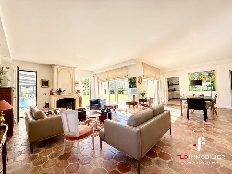 Maison - 280 m² - 10 pièces