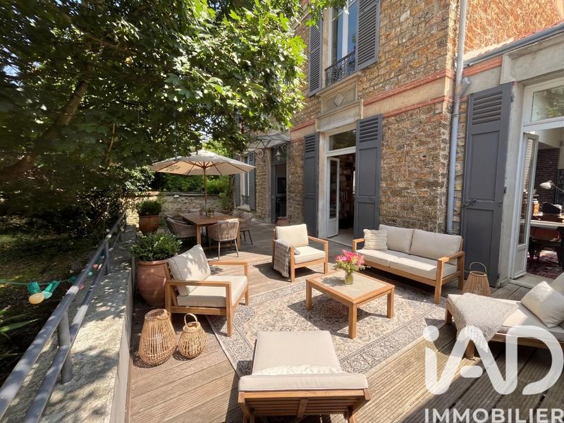 Maison - 230 m² - 9 pièces