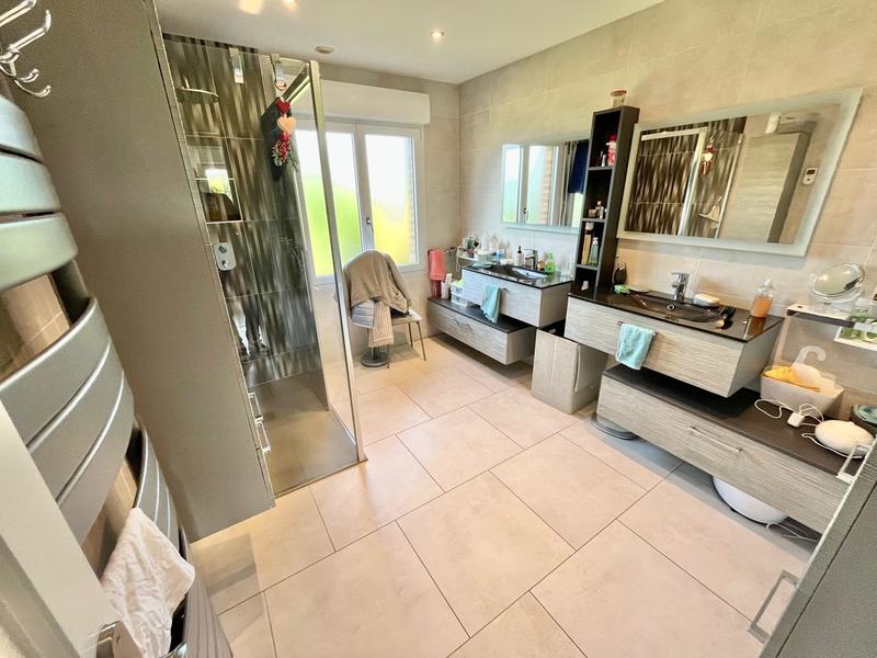 Pavillon - 130 m² - 6 pièces