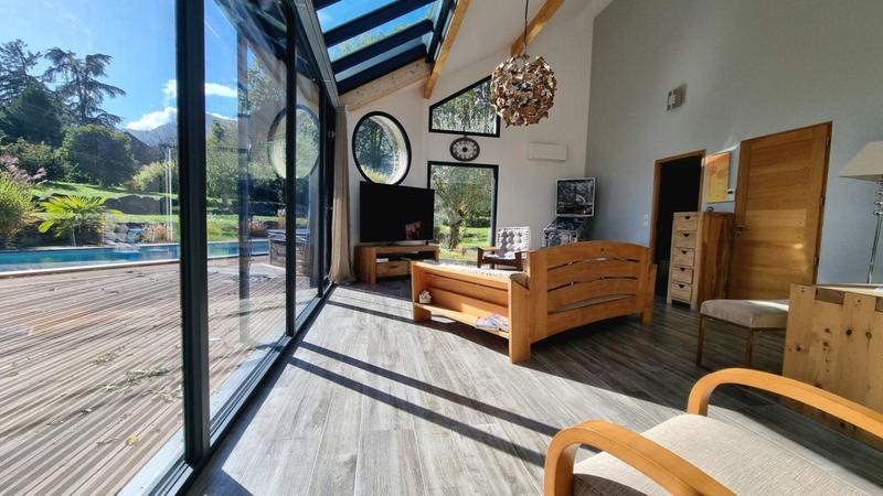 Maison - 250 m² - 9 pièces