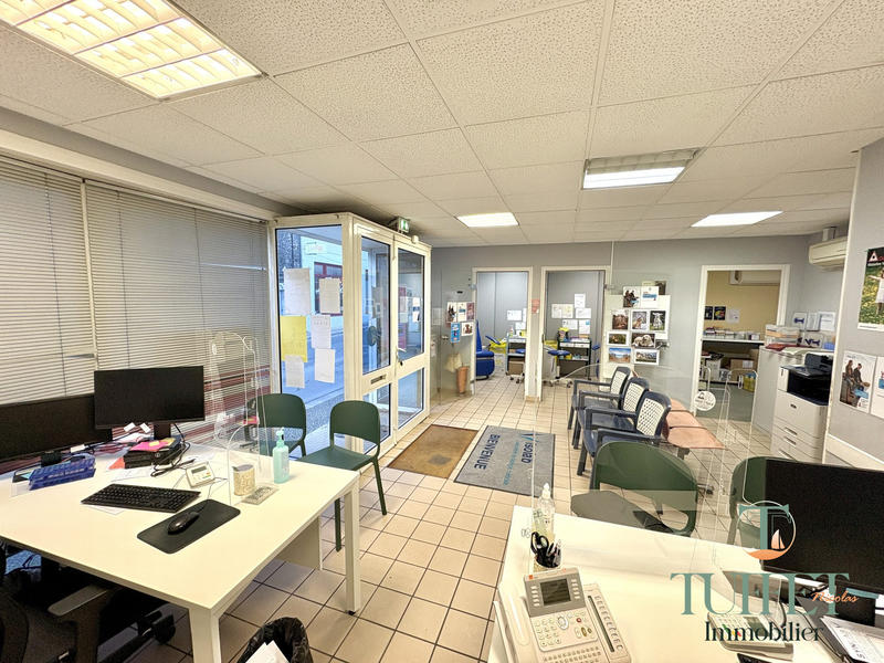 Local commercial - 150 m² - 8 pièces