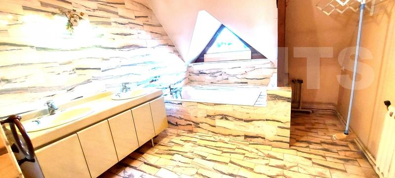 Maison - 233 m² - 9 pièces