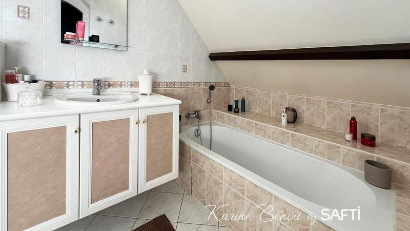 Maison - 238 m² - 9 pièces