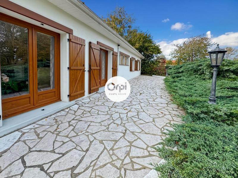 Maison - 240 m² - 8 pièces