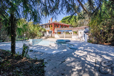 Maison - 244 m² - 9 pièces