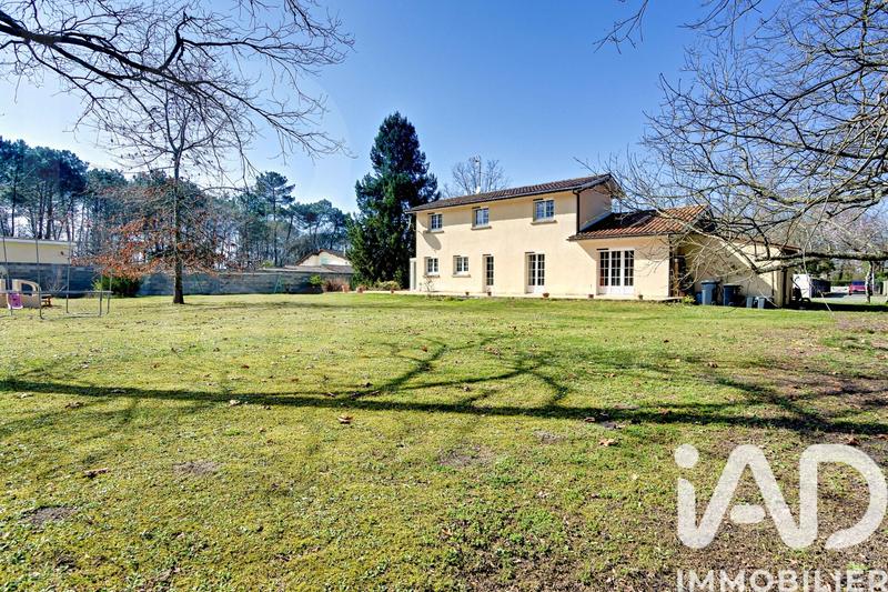 Maison - 220 m² - 5 pièces