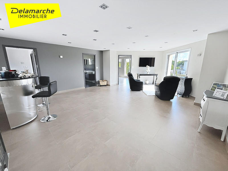 Maison - 241 m² - 7 pièces