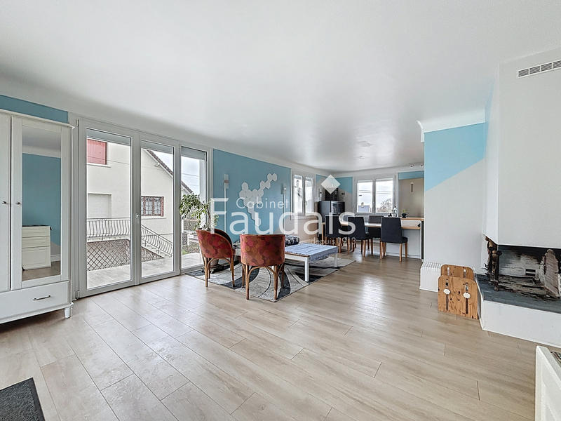 Maison - 236 m² - 8 pièces