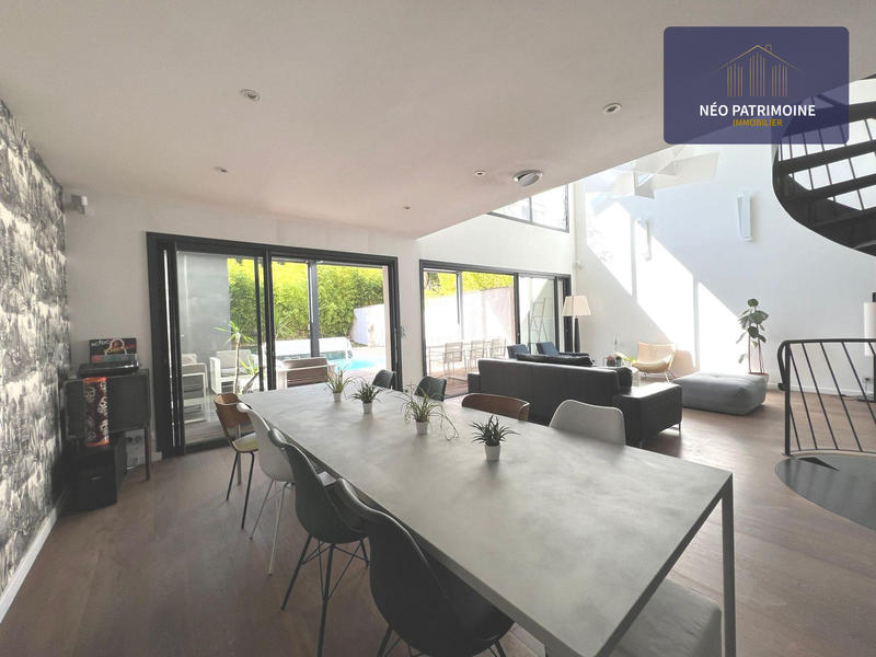 Maison contemporaine - 270 m² - 8 pièces
