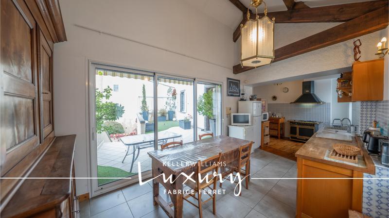 Maison - 326 m² - 11 pièces