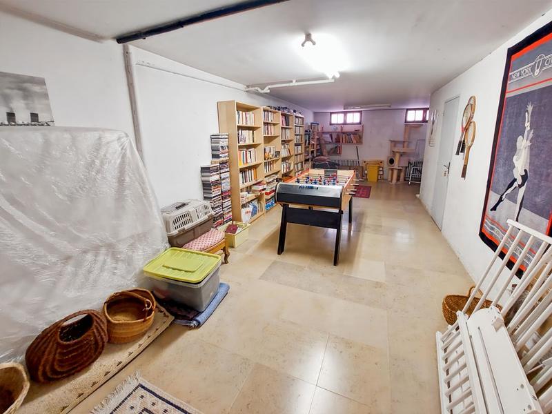 Propriété - 252 m² - 9 pièces