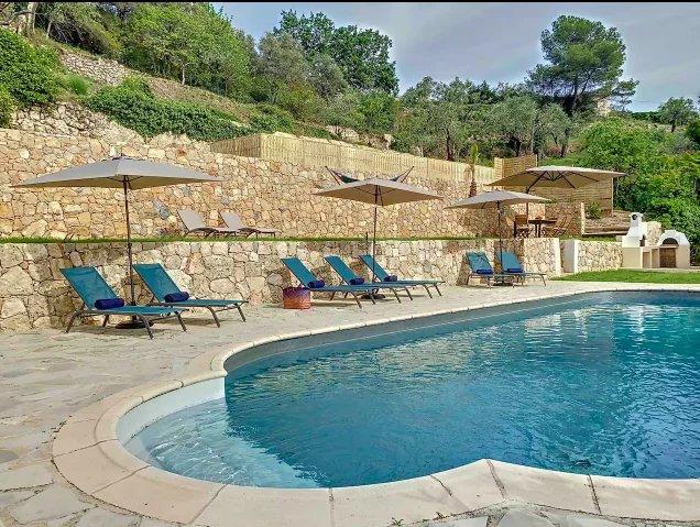 Propriété - 250 m² - 8 pièces