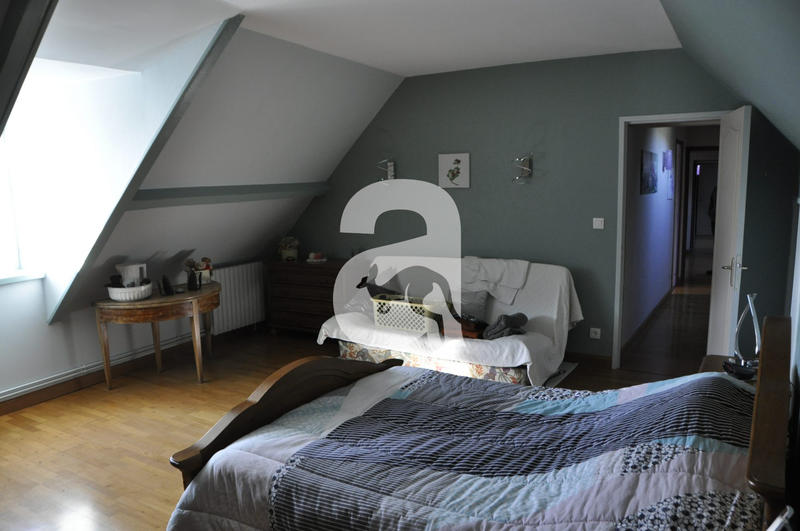 Maison - 220 m² - 12 pièces