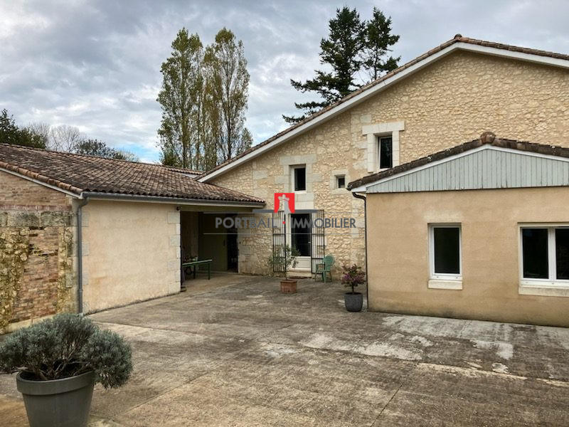 Maison - 220 m² - 6 pièces