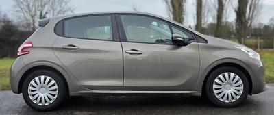Peugeot 208 1.6 hdi 92cv Style 5p Distribution + Révision faites