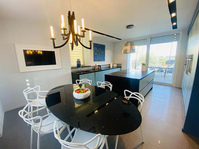 Maison - 220 m² - 8 pièces