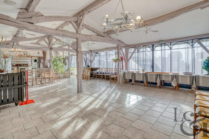 Maison - 1 600 m² - 40 pièces