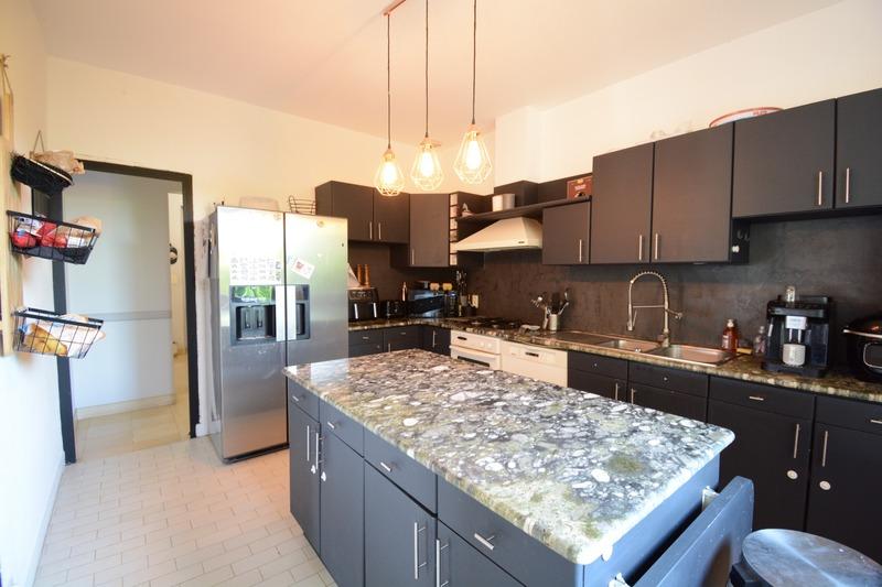 Maison - 221 m² - 7 pièces