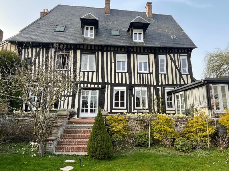 Maison - 241 m² - 8 pièces