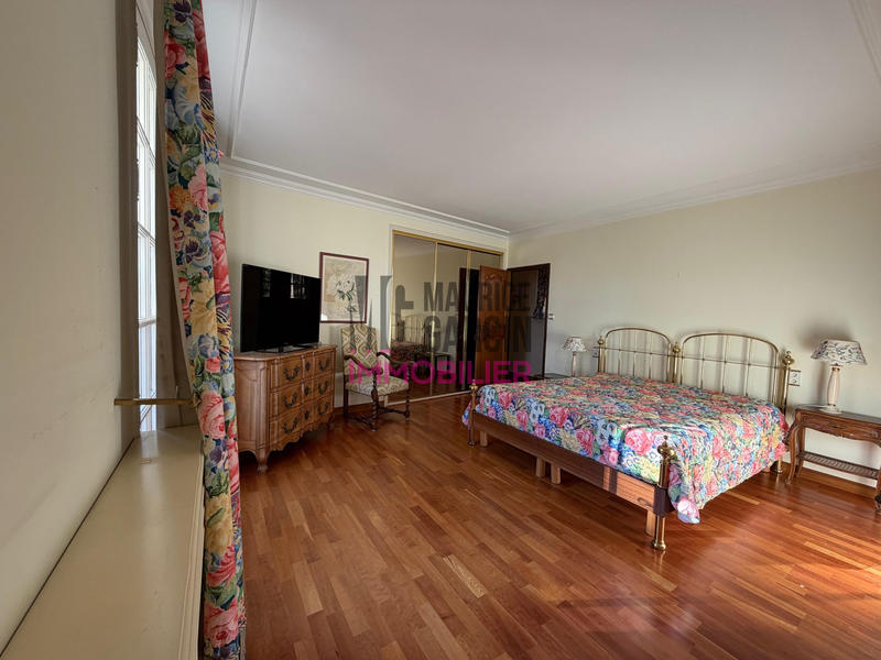 Maison - 250 m² - 14 pièces