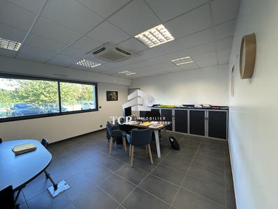 Local d'activités - 607 m²