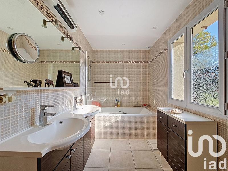 Maison - 220 m² - 9 pièces