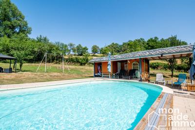 Maison - 240 m² - 10 pièces