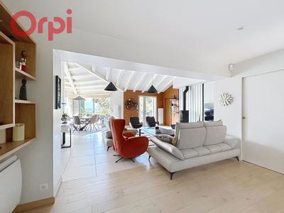 Maison - 210 m² - 6 pièces