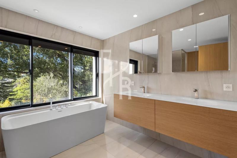 Maison - 470 m² - 7 pièces