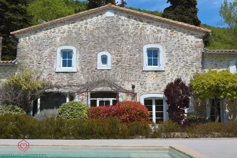 Propriété - 700 m² - 23 pièces