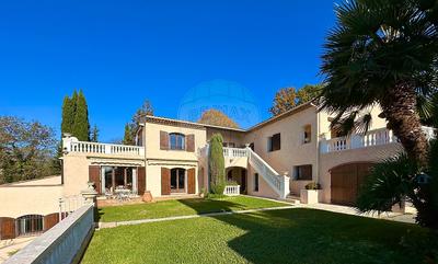 Propriété - 307 m² - 10 pièces