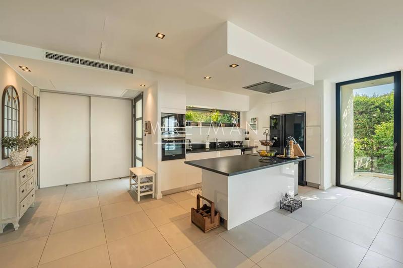 Villa - 242 m² - 6 pièces