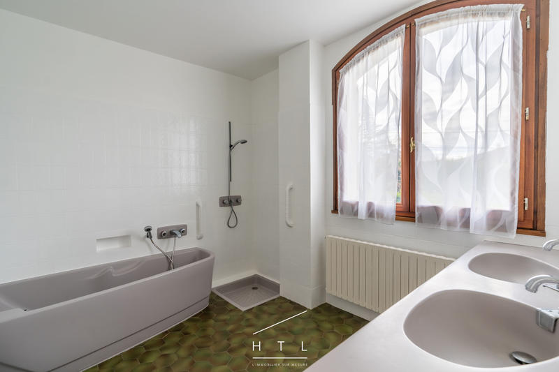 Maison - 233 m² - 5 pièces