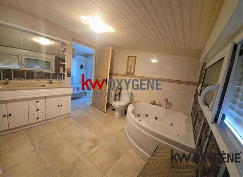 Maison - 215 m² - 9 pièces