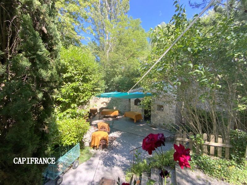 Propriété - 1 073 m² - 37 pièces