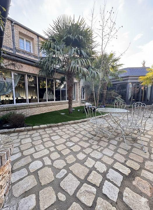 Demeure - 710 m² - 15 pièces