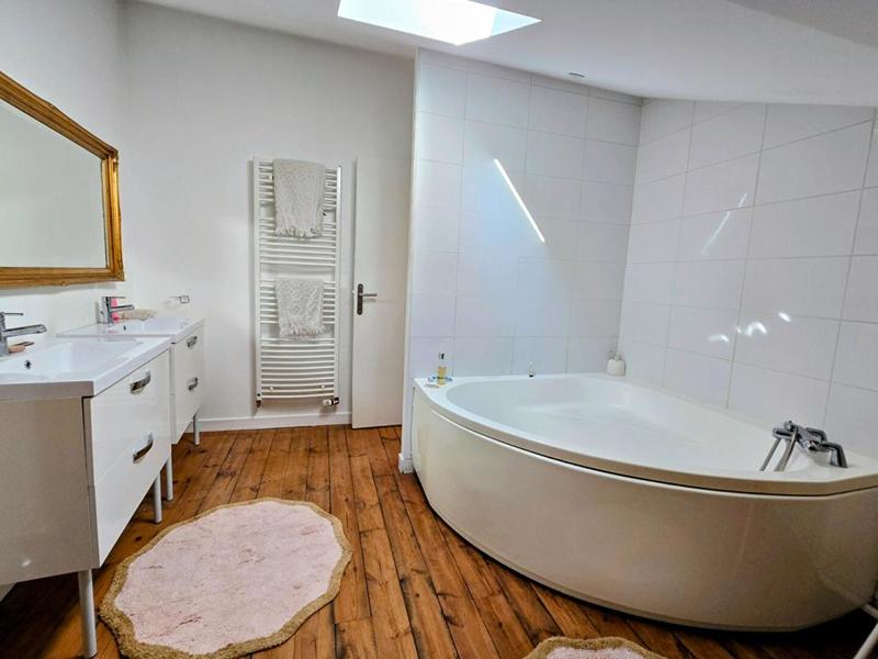 Maison - 460 m² - 13 pièces