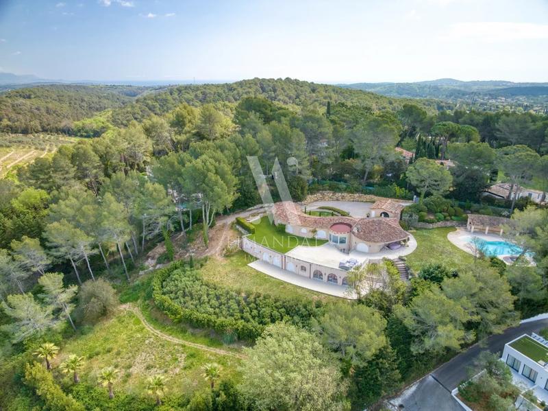 Villa - 646 m² - 10 pièces