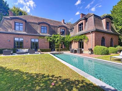 Maison - 400 m² - 8 pièces