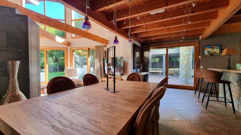 Maison - 250 m² - 9 pièces