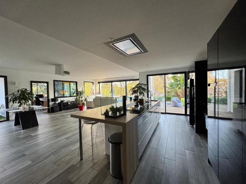 Maison - 238 m² - 7 pièces