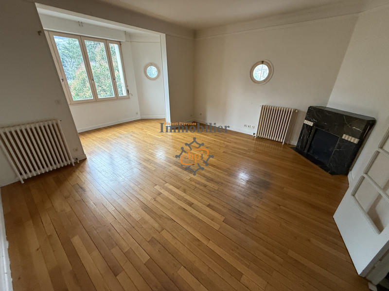 Maison - 230 m² - 8 pièces